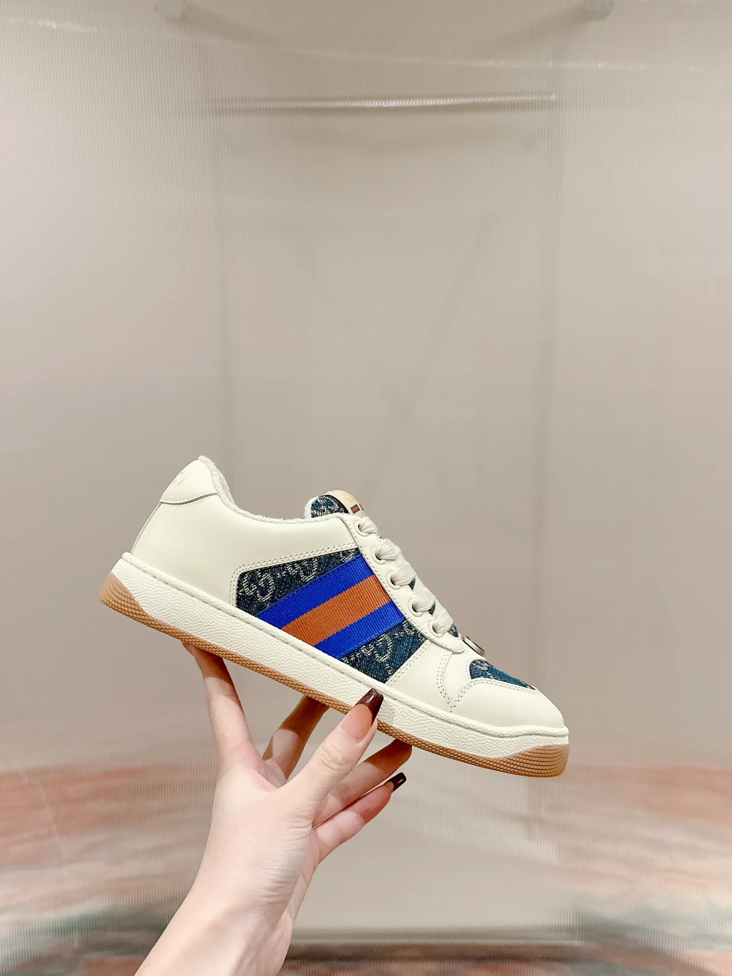 👟👟Ex-factory price 560👟👟 Men ➕10 Gucci————Purchase version GG series distressed dirty shoes-hot style is coming! 9 times out of 10 sales, you will definitely get the money. Ready stock! Spot goods! Spot goods! New colors added - the ultimate version on the market! Purchase the original version and develop it... fabric, material, outsole, and details can be compared at will! Open-mold Swarovski one-to-one replica rhinestone chain...Metal cherry pendant...Metal double G crystal cylindrical mark...Gucci original customized narrow webbing...Super flash series - flash diamond chain. The cherry decoration is detachable and can be changed into two to match with each other to show your personality. Exclusive color-brushed cowhide fabric. Hand-made distressed is very textured and has a sense of luxury! The details of the workmanship can be seen in the drawings, and no line is missed. The original terry cloth is delicate, soft and more comfortable and breathable. The privately stamped two-color original TPU outsole (lower layer is wider and the upper layer is narrower). Matching packaging⭐️ Size: Female 35-40 Male 39-44 (Female 41 Male 45 customized)
